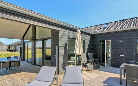 Ambra - 950M from the Sea: Toit, Domicile, Porte, Chalet, Ombre, Siding, Cour, Biens, Arrière-Cour