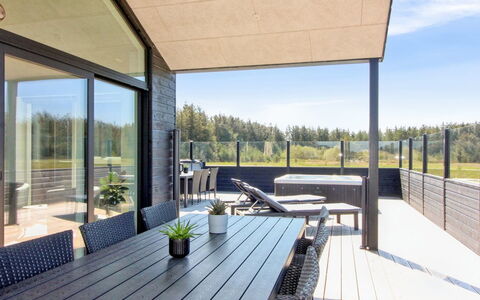 Ambra - 950M from the Sea: Toit, Domicile, Porte, Chalet, Ombre, Siding, Cour, Biens, Arrière-Cour