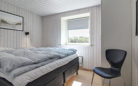 Minza - 250M from the Sea: Chambre, Drap De Lit, Plafond, Lit, Literie, Sol, Cadre De Lit, Linge, Matelas