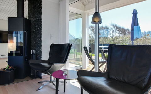 Minza - 250M from the Sea: Meubles, Design Intérieur, Sol, Sol, Salon, Domicile, Chaise, Éclairage, Pièce, Parquet