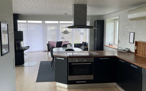 Minza - 250M from the Sea: Sol, Meubles, Bois, Design Intérieur, Sol, Comptoir, Plafond, Parquet, Cuisine, Cabinetry