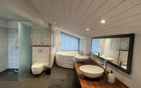 Minza - 250M from the Sea: Sol, Design Intérieur, Sol, Luminaire Plomberie, Salle De Bains, Bois, Plafond, Évier, Lavabo, Robinet