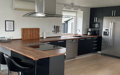 Minza - 250M from the Sea: Sol, Bois, Meubles, Design Intérieur, Sol, Comptoir, Cuisine, Parquet, Appareil De Cuisine, Cabinetry