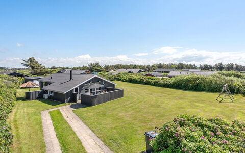 Biarni - 300M from the Sea: Domicile, Toit, Maison, Porte, Chalet, Ombre, Jardin, Couverture De Sol, Porche, Cour