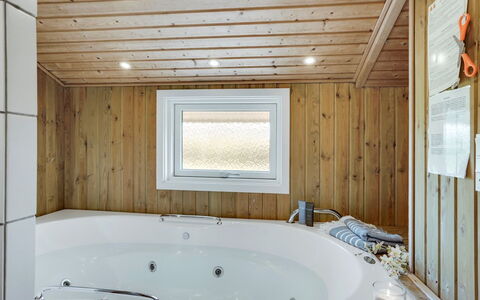 Biarni - 300M from the Sea: Domicile, Toit, Maison, Porte, Chalet, Ombre, Jardin, Couverture De Sol, Porche, Cour