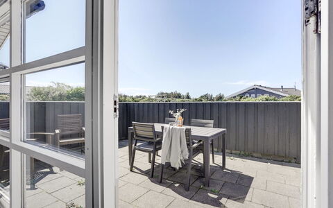 Biarni - 300M from the Sea: Domicile, Toit, Maison, Porte, Chalet, Ombre, Jardin, Couverture De Sol, Porche, Cour