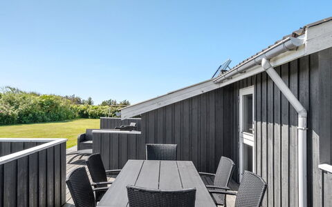 Biarni - 300M from the Sea: Domicile, Toit, Maison, Porte, Chalet, Ombre, Jardin, Couverture De Sol, Porche, Cour