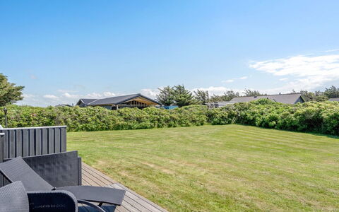 Biarni - 300M from the Sea: Domicile, Toit, Maison, Porte, Chalet, Ombre, Jardin, Couverture De Sol, Porche, Cour