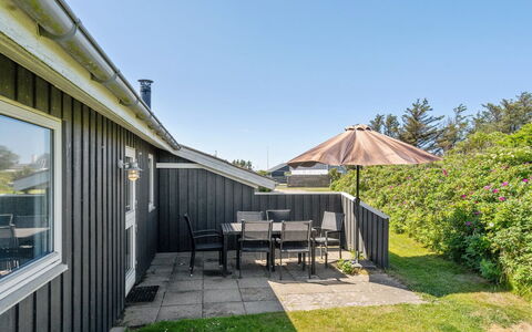 Biarni - 300M from the Sea: Domicile, Toit, Maison, Porte, Chalet, Ombre, Jardin, Couverture De Sol, Porche, Cour