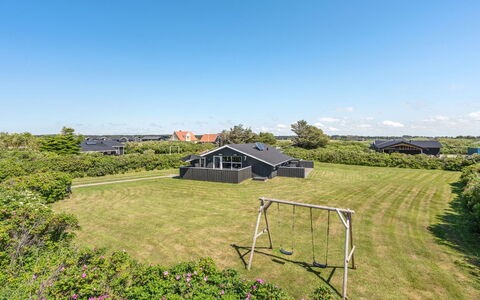 Biarni - 300M from the Sea: Domicile, Toit, Maison, Porte, Chalet, Ombre, Jardin, Couverture De Sol, Porche, Cour