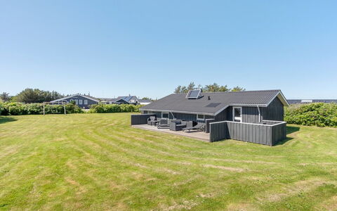 Biarni - 300M from the Sea: Domicile, Toit, Maison, Porte, Chalet, Ombre, Jardin, Couverture De Sol, Porche, Cour