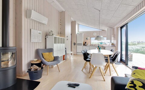 Mikkel - 300M from the Sea: Design Intérieur, Bois, Sol, Plafond, Sol, Meubles, Salon, Pièce, Chaise, Parquet