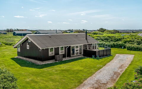 Sina - 300M from the Sea: Maison, Domicile, Porte, Toit, Chalet, Biens, Jardin, Ombre, Siding, Cour