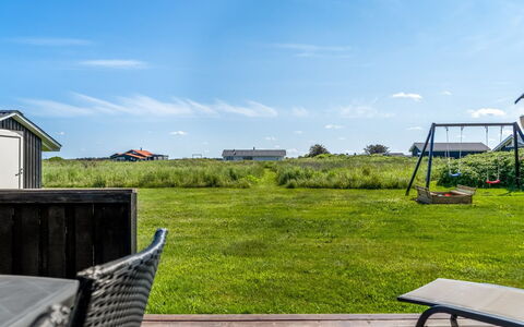 Sina - 300M from the Sea: Maison, Domicile, Porte, Toit, Chalet, Biens, Jardin, Ombre, Siding, Cour