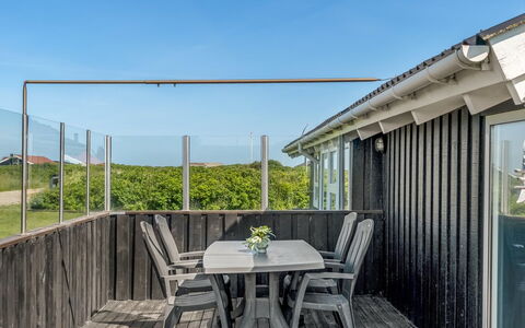 Sina - 300M from the Sea: Maison, Domicile, Porte, Toit, Chalet, Biens, Jardin, Ombre, Siding, Cour