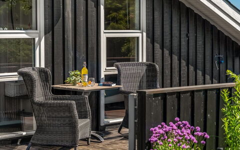 Sina - 300M from the Sea: Maison, Domicile, Porte, Toit, Chalet, Biens, Jardin, Ombre, Siding, Cour