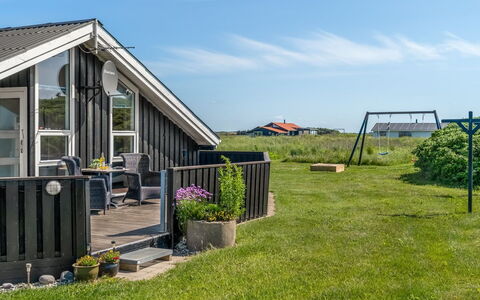 Sina - 300M from the Sea: Maison, Domicile, Porte, Toit, Chalet, Biens, Jardin, Ombre, Siding, Cour