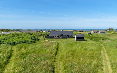 Sina - 300M from the Sea: Maison, Domicile, Porte, Toit, Chalet, Biens, Jardin, Ombre, Siding, Cour