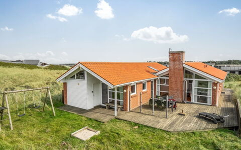 Broder - 150M from the Sea: Maison, Domicile, Porte, Toit, Chalet, Biens, Jardin, Ombre, Siding, Cour
