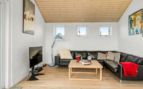 Broder - 150M from the Sea: Maison, Domicile, Porte, Toit, Chalet, Biens, Jardin, Ombre, Siding, Cour