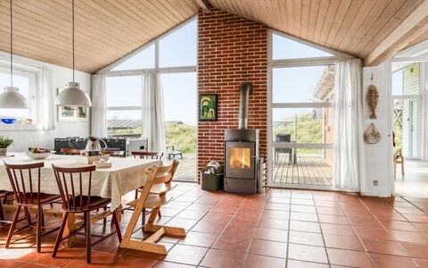 Broder - 150M from the Sea: Maison, Domicile, Porte, Toit, Chalet, Biens, Jardin, Ombre, Siding, Cour