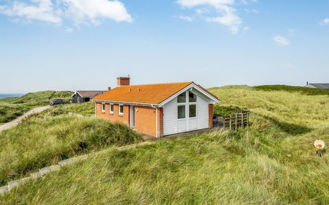 Broder - 150M from the Sea: Maison, Domicile, Porte, Toit, Chalet, Biens, Jardin, Ombre, Siding, Cour