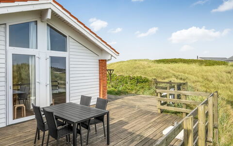 Broder - 150M from the Sea: Maison, Domicile, Porte, Toit, Chalet, Biens, Jardin, Ombre, Siding, Cour
