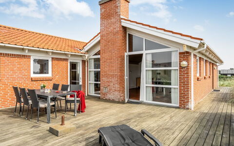 Broder - 150M from the Sea: Maison, Domicile, Porte, Toit, Chalet, Biens, Jardin, Ombre, Siding, Cour