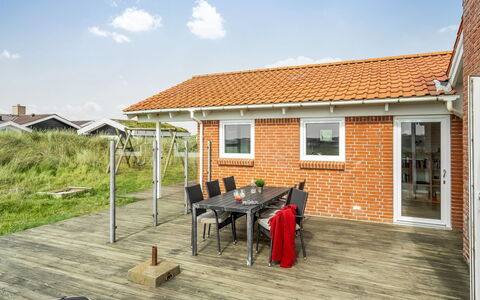 Broder - 150M from the Sea: Maison, Domicile, Porte, Toit, Chalet, Biens, Jardin, Ombre, Siding, Cour