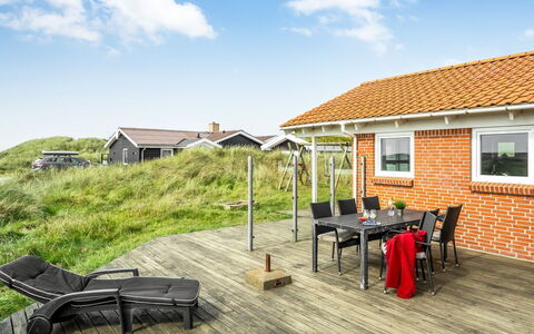 Broder - 150M from the Sea: Maison, Domicile, Porte, Toit, Chalet, Biens, Jardin, Ombre, Siding, Cour
