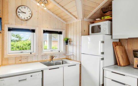 Kiran - 200M from the Sea: Bois, Cuisine, Appareil De Cuisine, Principaux Appliance, Électroménager, Pièce, Plafond, Tache De Bois, Dur, Comptoir