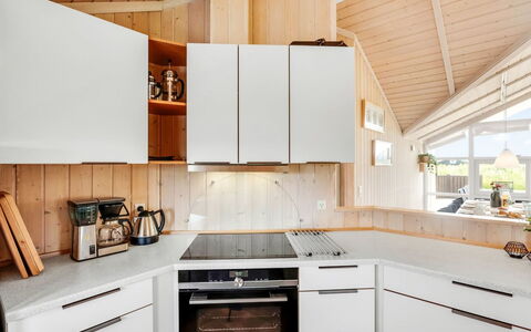 Kiran - 200M from the Sea: Cuisine, Comptoir, Appareil De Cuisine, Cabinetry, Bois, Design Intérieur, Sol, Principaux Appliance, Plafond, Luminaire