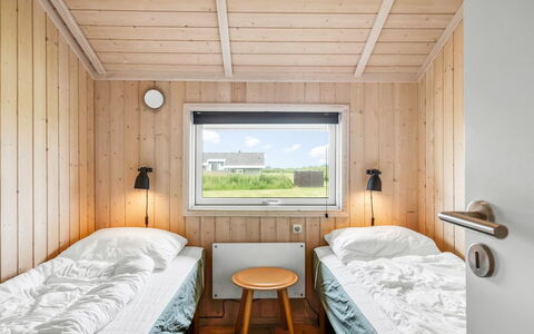 Kiran - 200M from the Sea: Bois, Chambre, Lit, Literie, Cadre De Lit, Planche, Drap De Lit, Daylighting, Dur, Tache De Bois