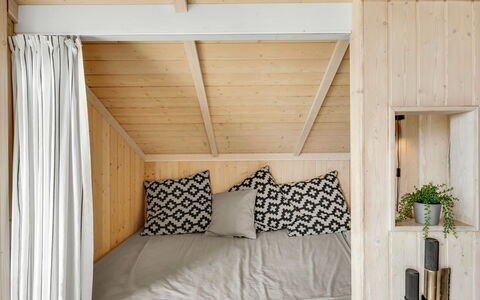 Kiran - 200M from the Sea: Bois, Design Intérieur, Chambre, Sol, Sol, Meubles, Lit, Linge, Éclairage, Domicile