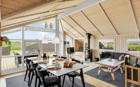 Kiran - 200M from the Sea: Bois, Chalet, Domicile, Ombre, Dur, Siding, Porche, Batiments Jardin, Plate-Forme, Lumber