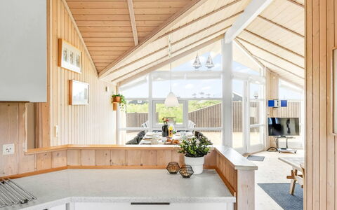 Kiran - 200M from the Sea: Bois, Plafond, Design Intérieur, Sol, Domicile, Cuisine, Luminaire, Pièce, Comptoir, Planche