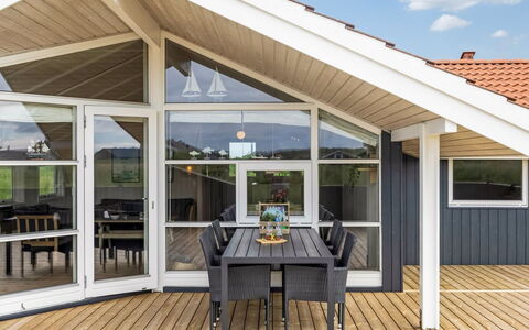 Kiran - 200M from the Sea: Bois, Domicile, Plate-Forme, Dur, Porche, Ombre, Planche, Siding, Tache De Bois, Structure En Plein Air