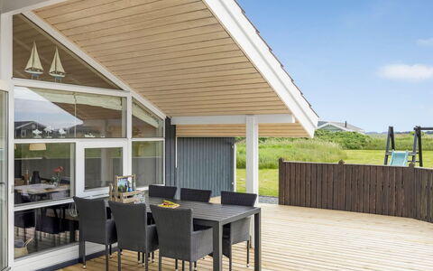 Kiran - 200M from the Sea: Bois, Domicile, Architecture, Porche, Toit, Dur, Planche, Plate-Forme, Ombre, Porte