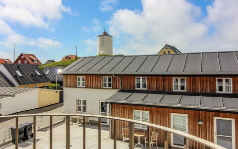 Poulsen - 200M from the Sea: Bois, Tache De Bois, Planche, Dur, Chalet, Plate-Forme, Siding, Ombre, Parquet, Batiments Jardin