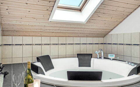 Mattis - 650M from the Sea: Luminaire Plomberie, Sol, Baignoire, Design Intérieur, Sol, Plomberie, Salle De Bains, Composite, Robinet