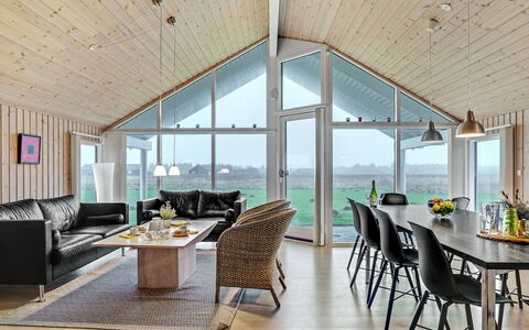 Mattis - 650M from the Sea: Domicile, Plafond, Toit, Chalet, Porche, Siding, Table Cuisine Et Salle A Manger, Chaise, Biens, Luminaire