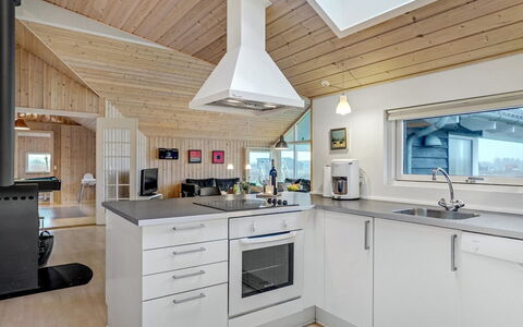 Mattis - 650M from the Sea: Cuisine, Appareil De Cuisine, Comptoir, Bois, Plafond, Principaux Appliance, Design Intérieur, Sol, Électroménager, Cabinetry