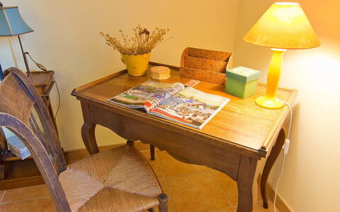 Les Cotes: Meubles, Pièce, Table, Bureau, Fin De Table, Jaune, Design Intérieur, Propriété, Chaise, Table Basse