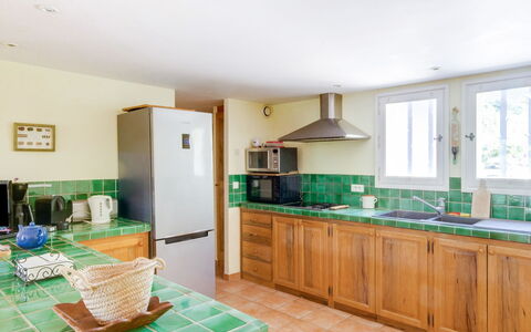 Les Cotes: Cabinetry, Evier, Propriété, Comptoir, Robinet, Évier, Fenêtre, Vert, Cuisine, Luminaire Plomberie