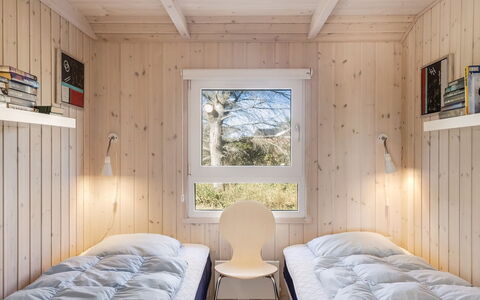 Söhnke - 400M from the Sea: Chambre, Bois, Lit, Design Intérieur, Drap De Lit, Plafond, Literie, Domicile, Sol, Cadre De Lit