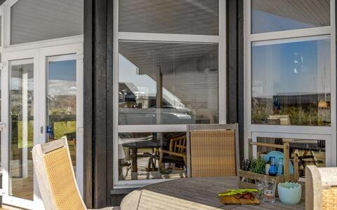 Söhnke - 400M from the Sea: Bois, Meubles, Design Intérieur, Chaise, Verre, Ombre, Mobilier De Jardin, Porche, Dur, Tache De Bois