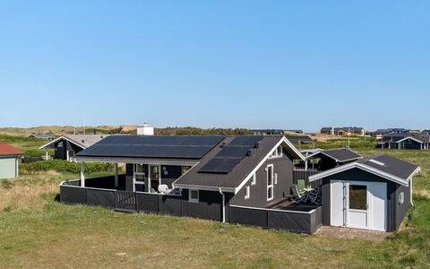 Ralf - 300M from the Sea: Bâtiment, Maison, Bois, Domicile, Toit, Chalet, Zone Résidentielle, Arbuste, Architecture