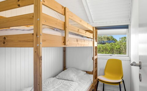 Aleksia - 1Km from the Sea: Bois, Planche, Chambre, Dur, Lit Superposé, Tache De Bois, Literie, Lit, Cadre De Lit, Lumber