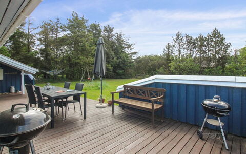 Sari - 600M from the Sea: Piscine, Mobilier De Jardin, Meubles, Recours, Dalle, Eco Hôtel, Ombre, Chaise, Loisir, Biens