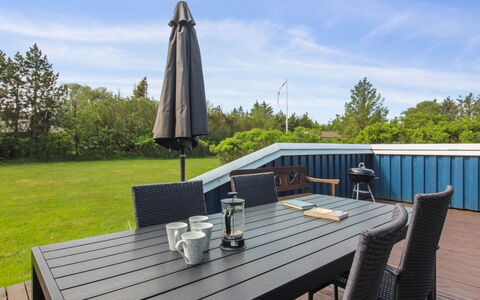 Sari - 600M from the Sea: Piscine, Mobilier De Jardin, Meubles, Recours, Dalle, Eco Hôtel, Ombre, Chaise, Loisir, Biens